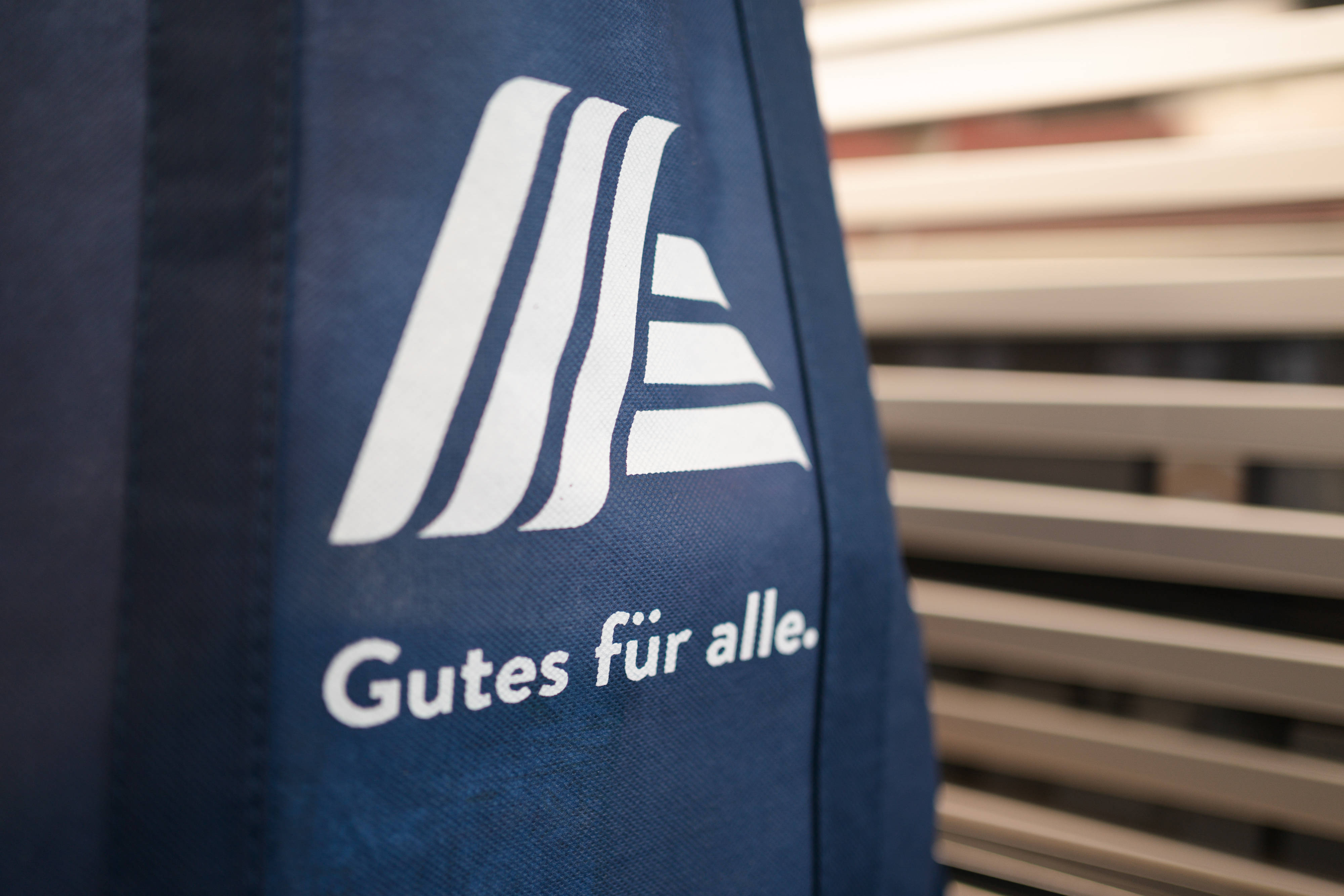 Nahaufnahme einer ALDI SÜD Stoff Einkauftasche mit dem "Gutes für alle." Claim.