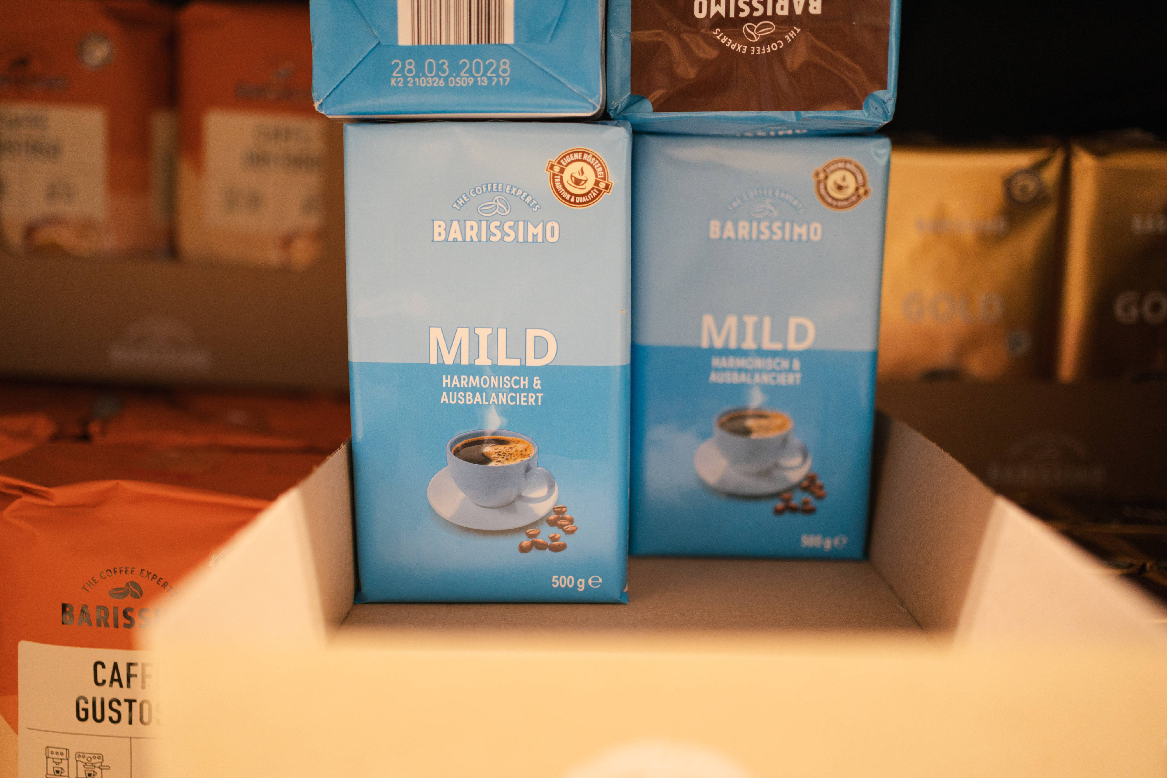 Nahaufnahme von Kaffee Verpackungen der Eigenmarke Barissimo in einem Regal in einer ALDI Filliale.