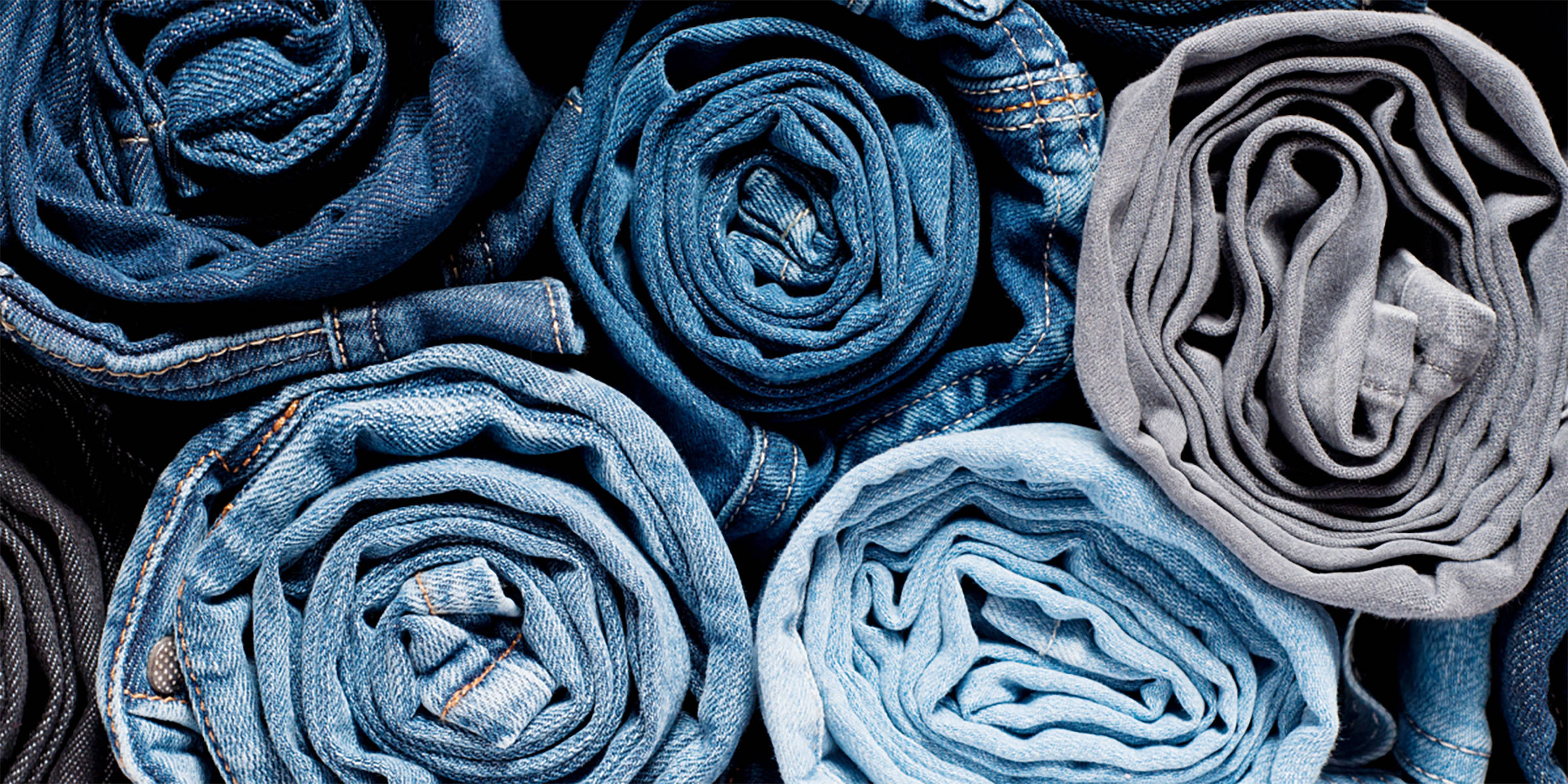 Aufgerollte Jeans aufeinandergestapelt.