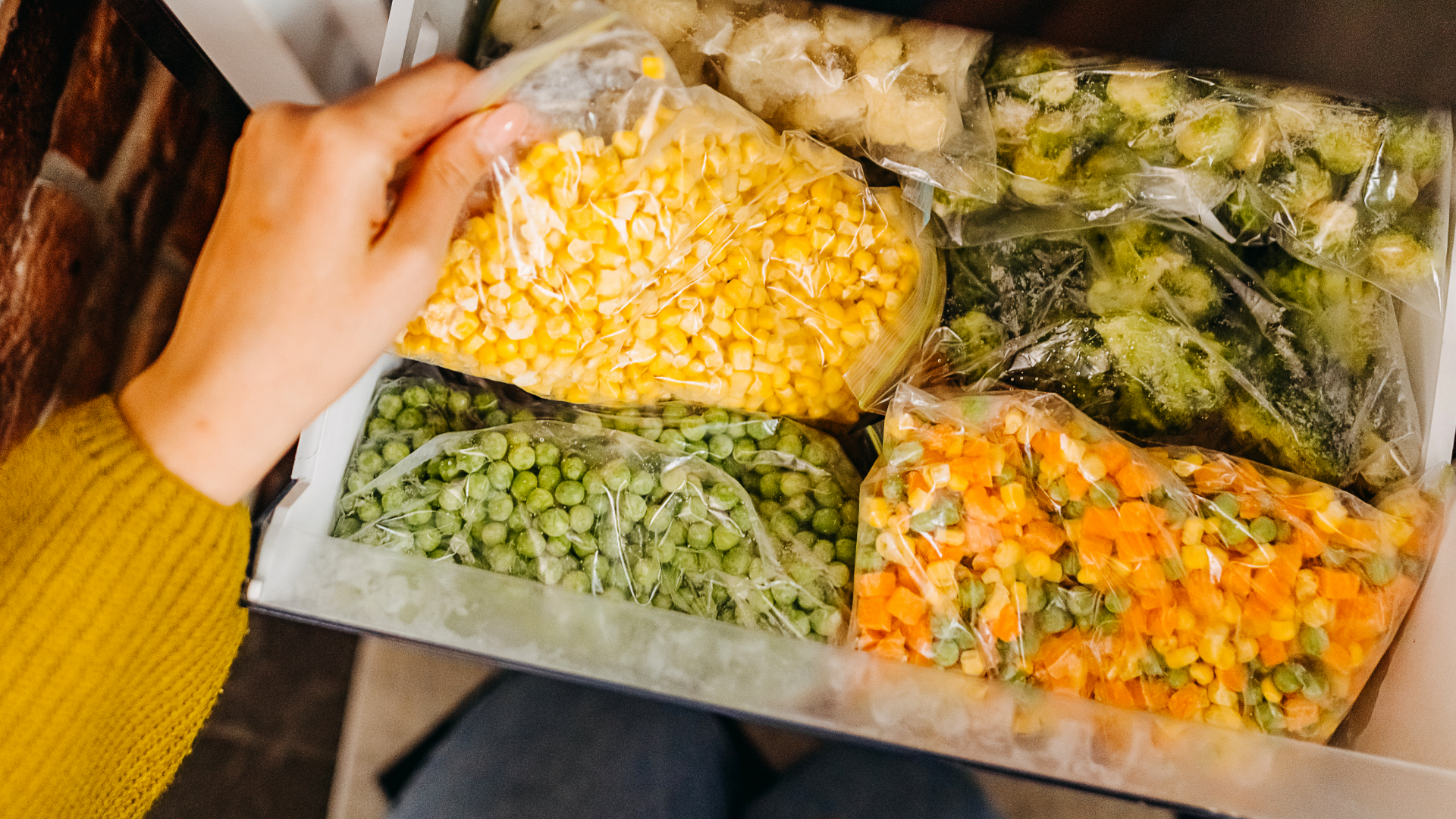 Tiefkühltruhe voller gefrorener Gemüse in Plastikbeuteln.