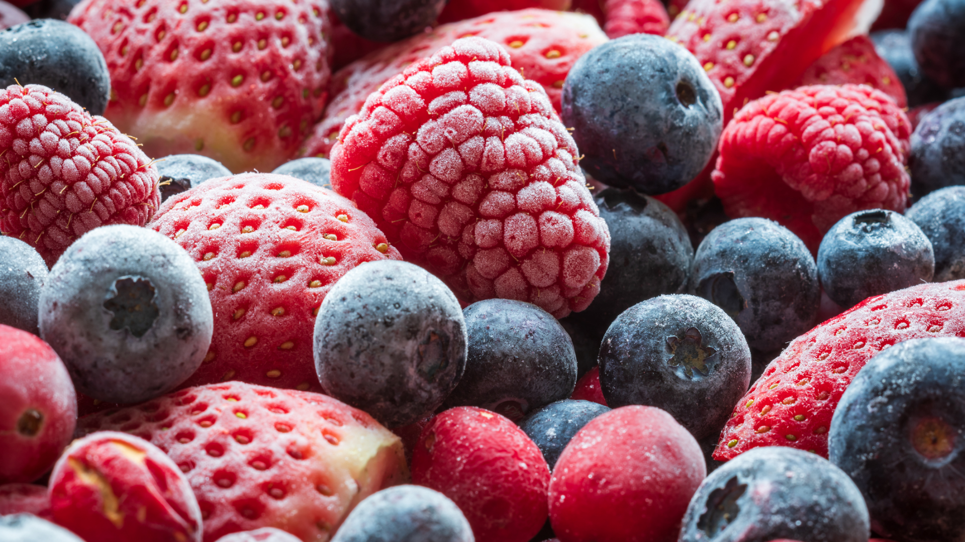 Gefrorene Erdbeeren, Himbeeren und Blaubeeren mit Reif.