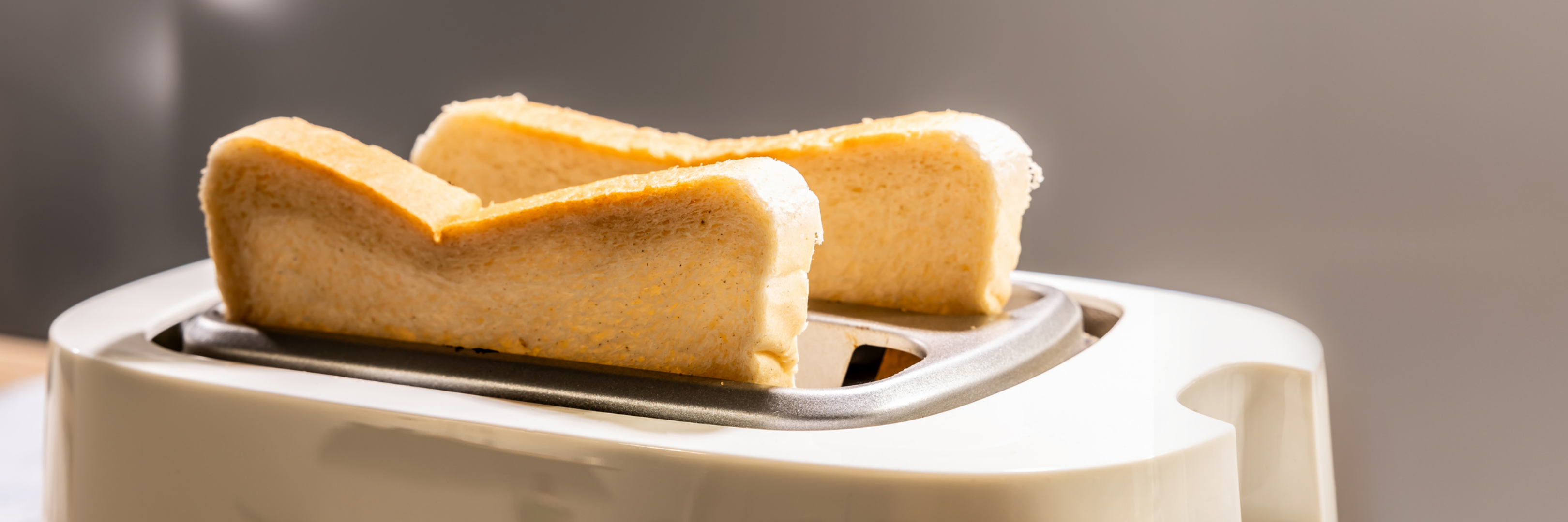 Zwei Scheiben Toastbrot im Toaster.
