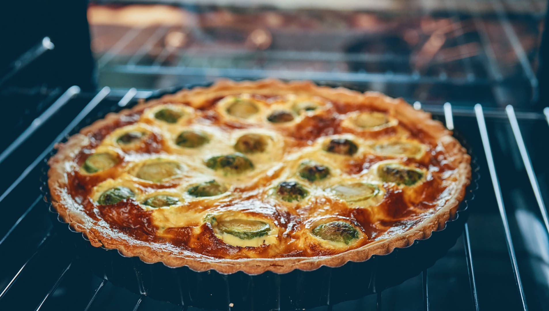 Quiche mit Gemüse im Backofen.