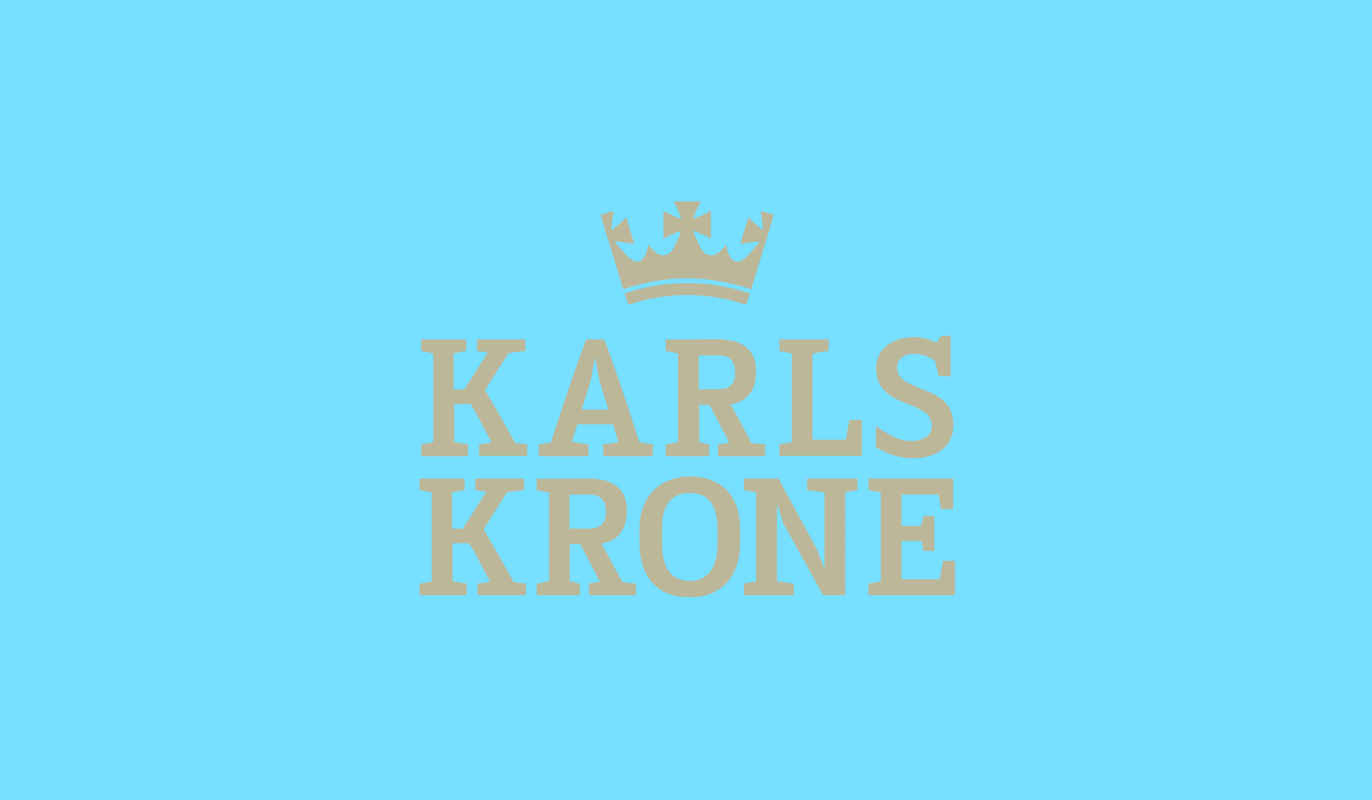 Karlskrone-Logo auf hellblauem Hintergrund mit goldenem Schriftzug und goldene Krone.