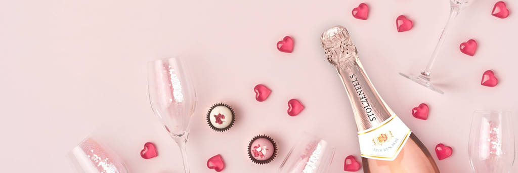 Sektgläser, Pralinen und Sekt zum Valentinstag.