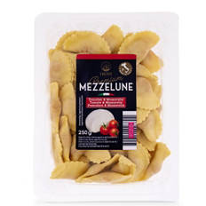 Mezzelune, pomodoro e mozzarella