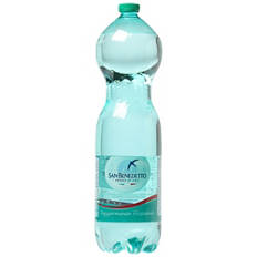 Eau minérale italienne, légèrement gazeuse