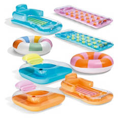 Assortiment de bouées et de matelas gonflables