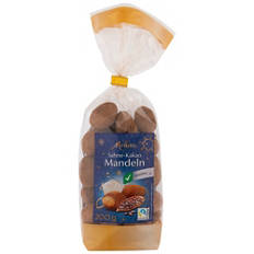 Assortiment de fruits à coque de Noël, amandes à la crème et au cacao