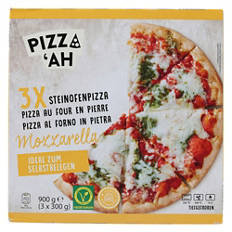 Pizza cotta nel forno di pietra mozzarella