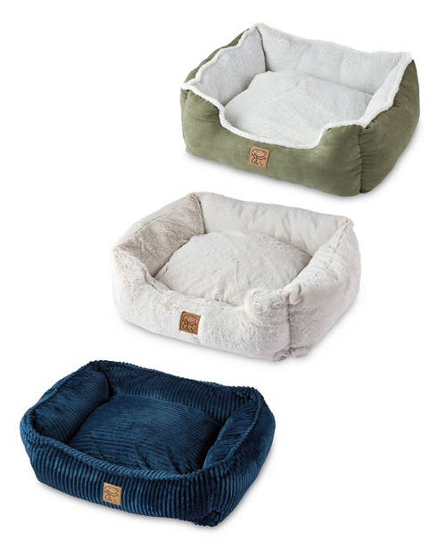 Group 1, Plush Pet Bed Medium