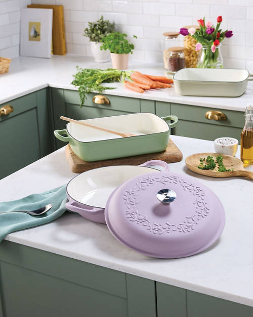 Lifestyle 1, Cast Iron Casserole Dish