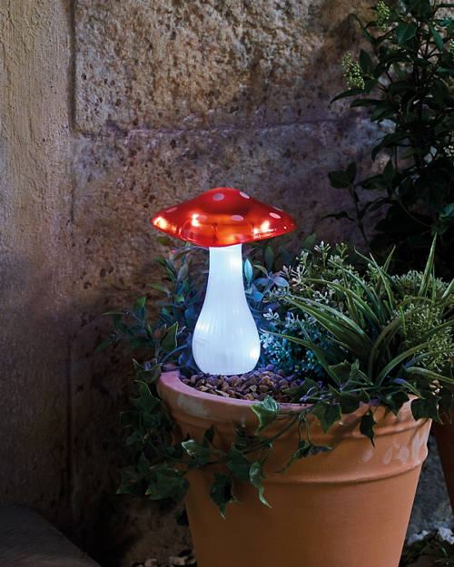 Solar Mushroom Stakelight Product Image Lifestyle 01