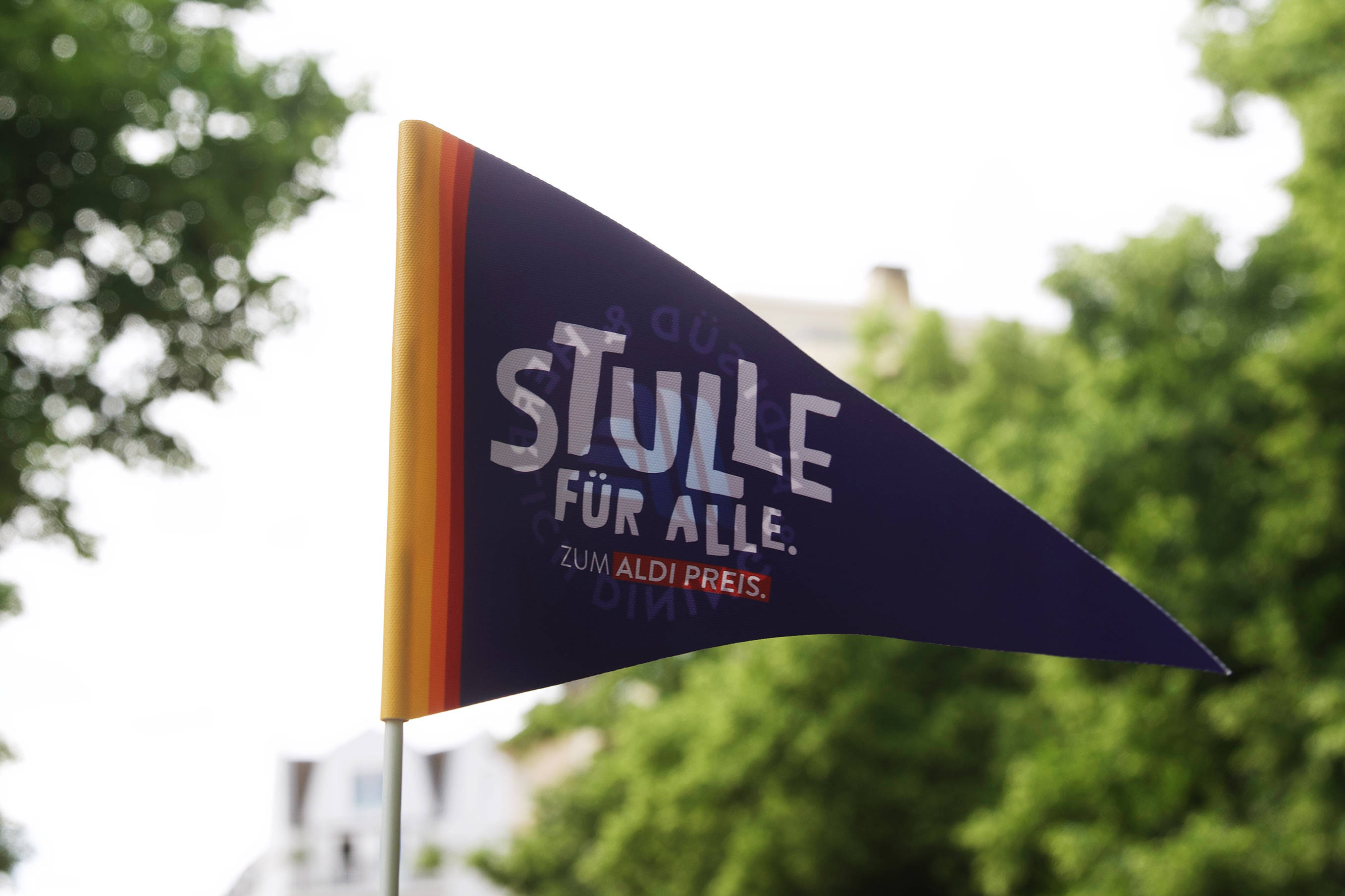 Fahrradfahne mit ,,Stulle für alle. Zum ALDI Preis." Logo.