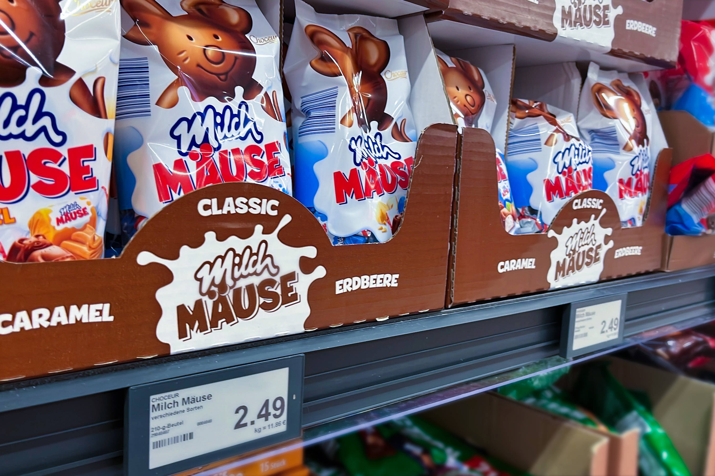 Nahaufnahme mehrerer Packungen ALDI Choceur Milchmäuse im ALDI-Regal.