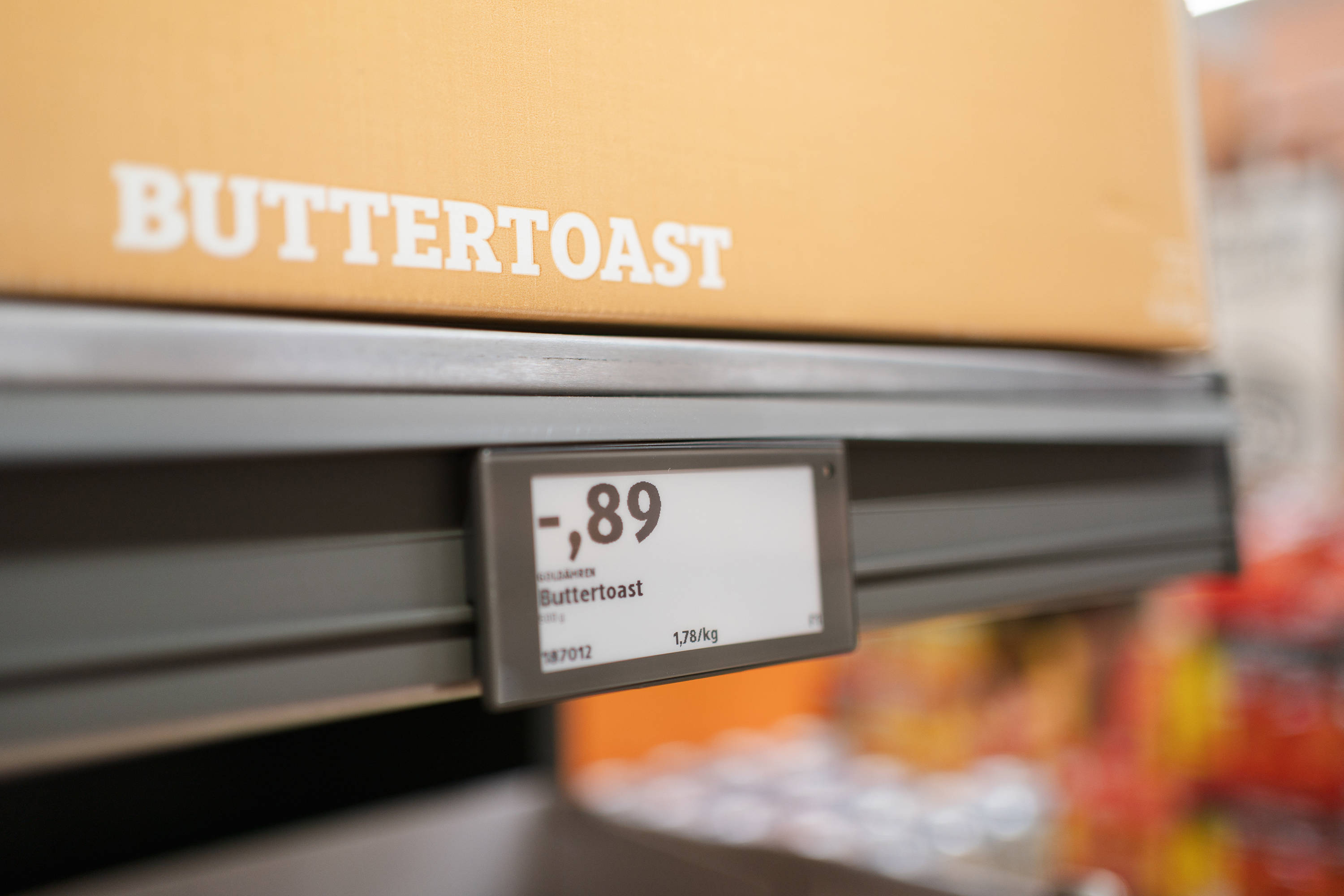 Nahaufnahme von einem ALDI Preisschild in einem ALDI-Regal.
