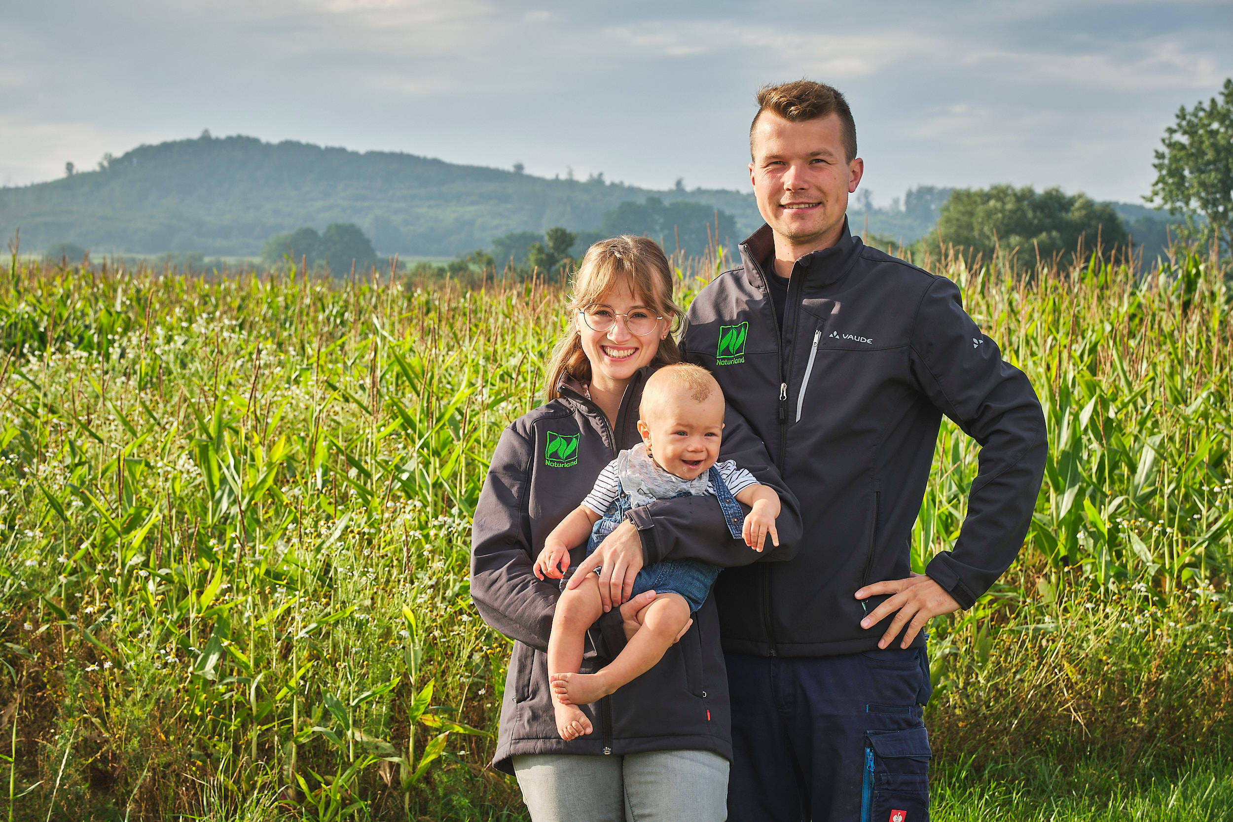 Familie Fritz-Emmerich vor einem Getreidefeld.