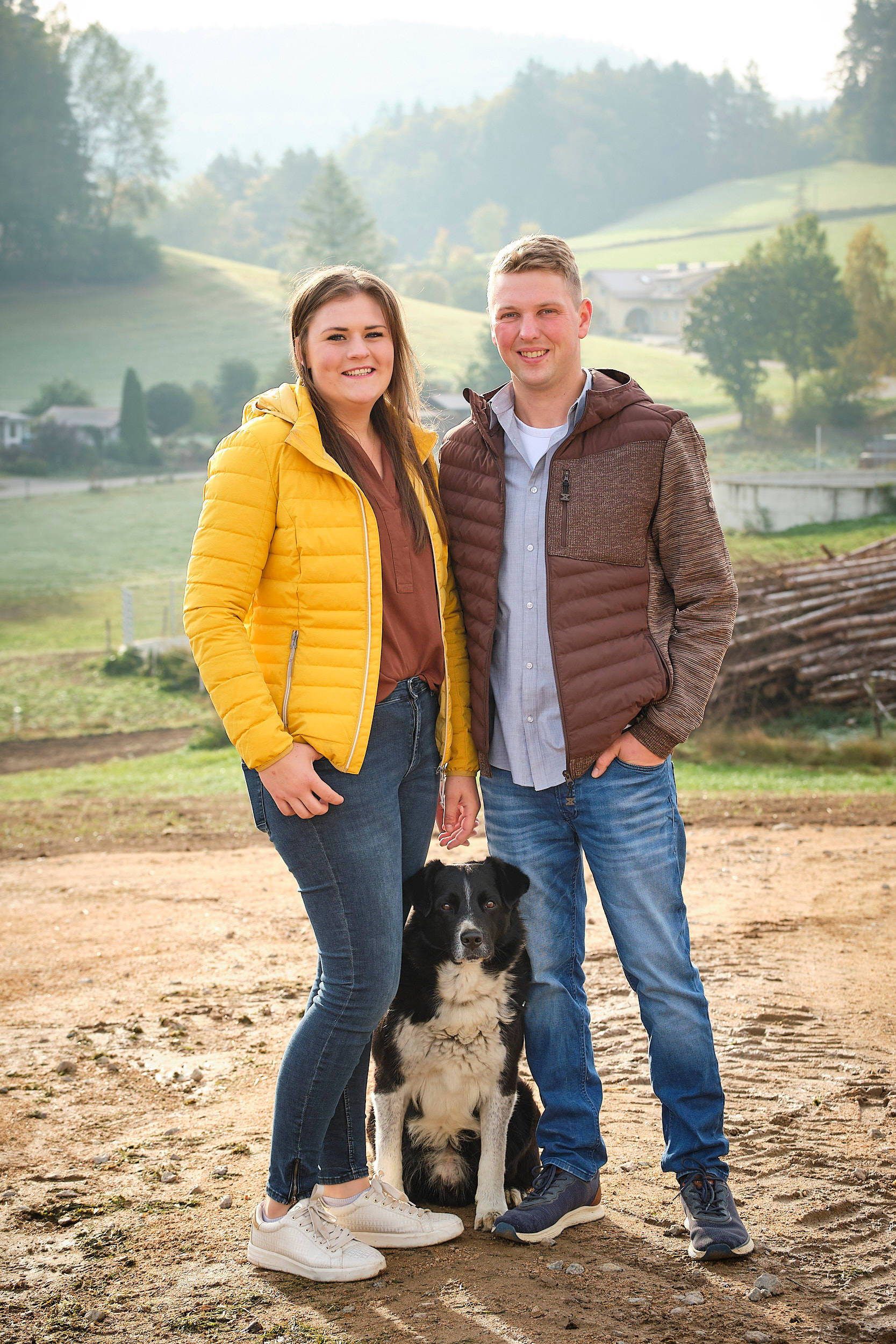 Die Naturland-Landwirte Heuberger stehen vor ihrem Hof.