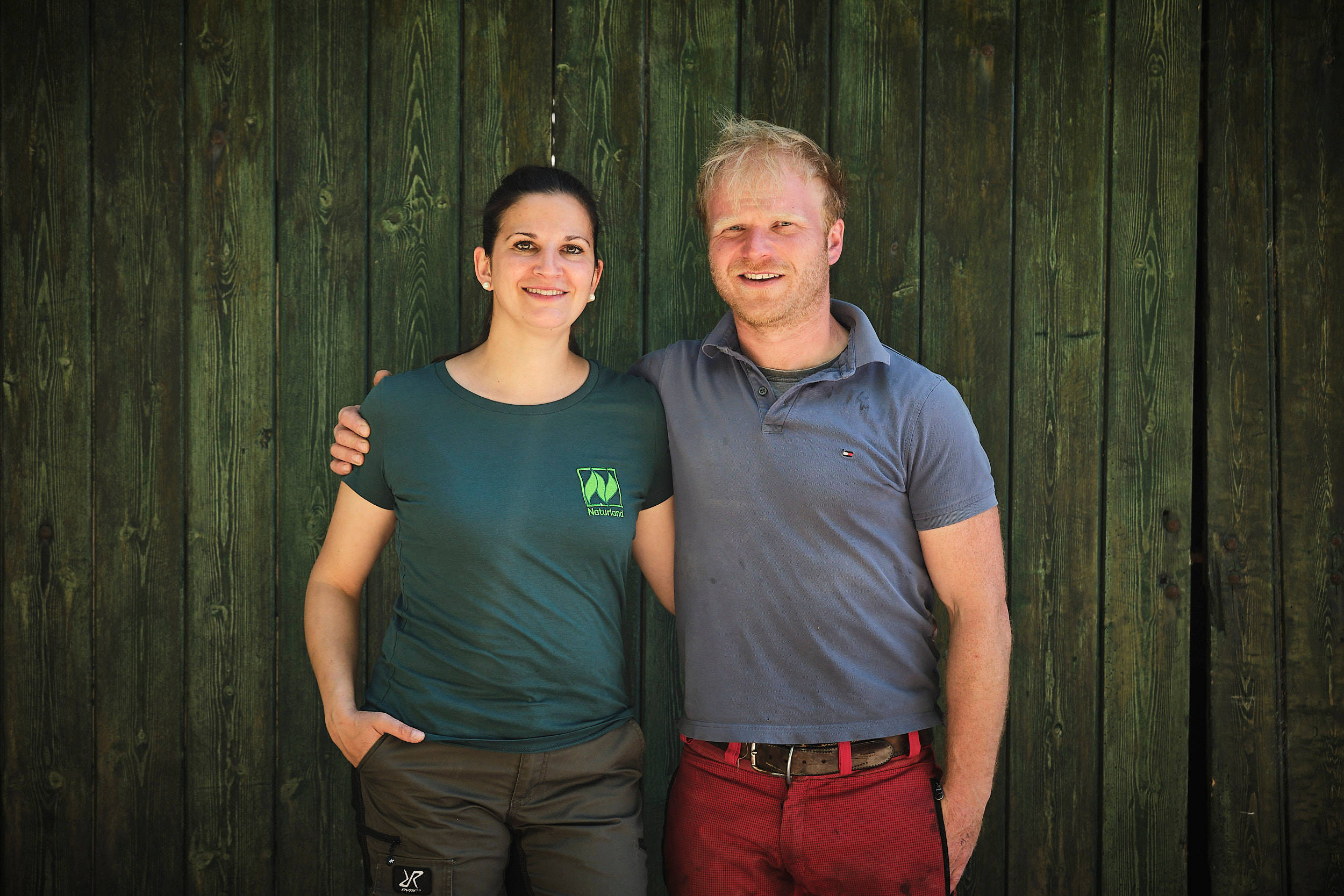 Die Naturland-Landwirte Maack stehten vor einer Scheune.