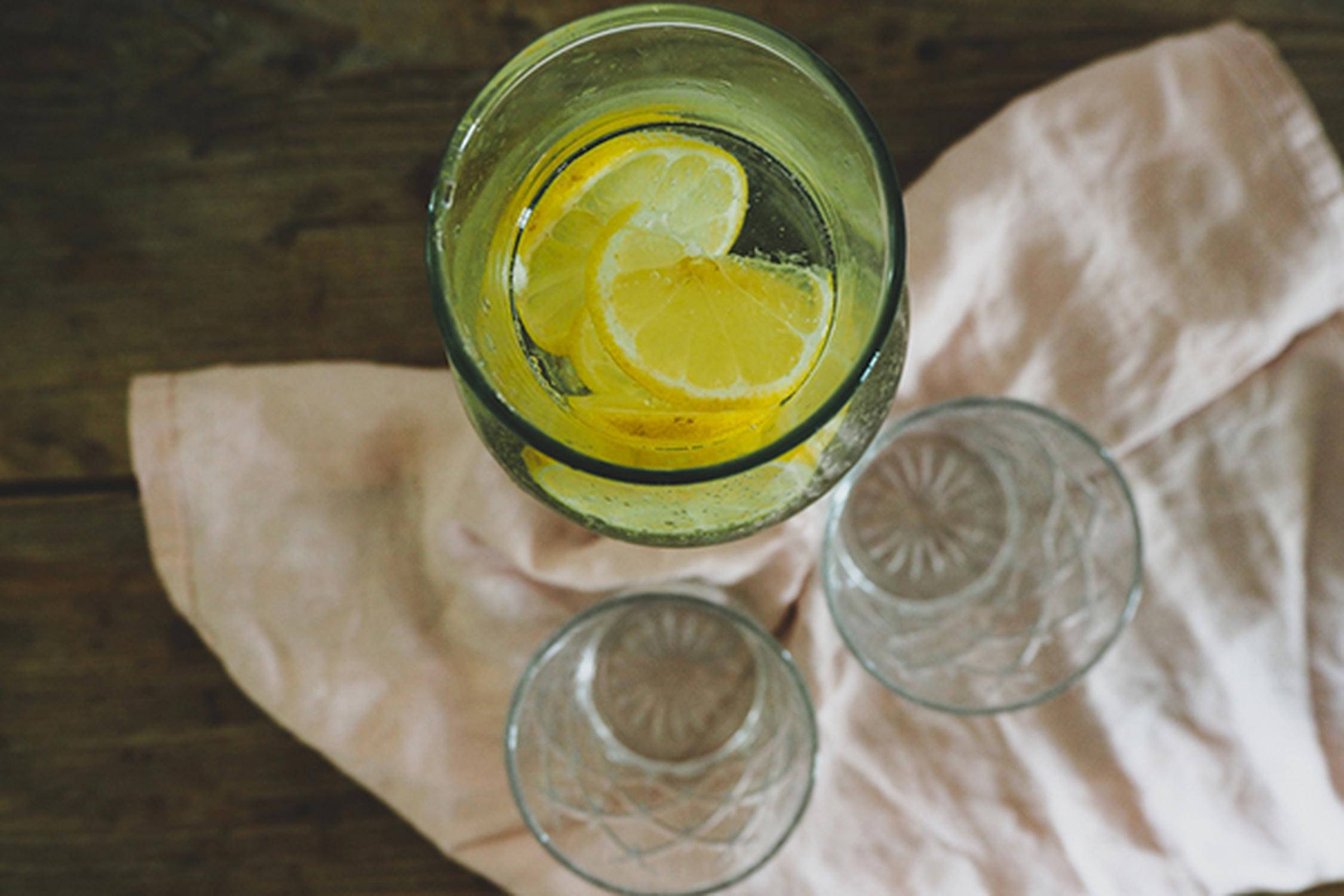 Glas mit Zitronenwasser
